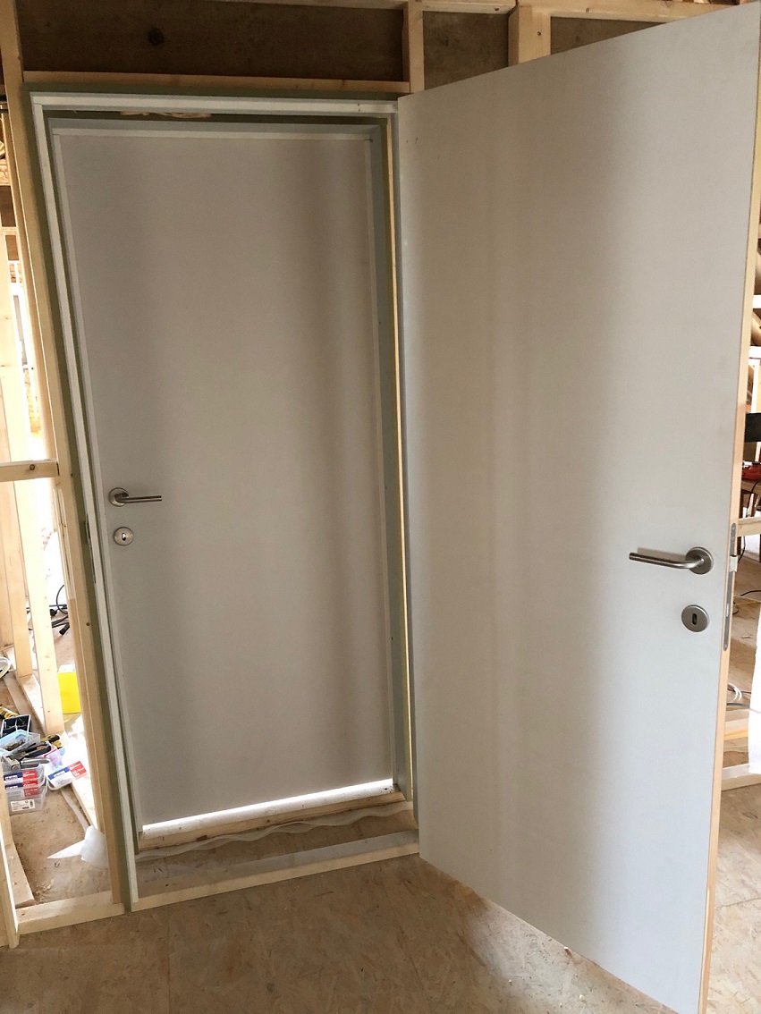 Double acoustic doors